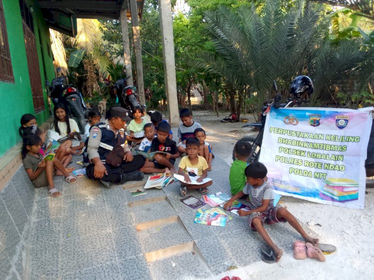 Bripka Sumantri Bersama Motor Perpustakaan Keliling, Bhabinkamtibmas Polsek Lobalain Pemicu Minat Baca Anak