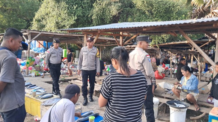 Personel Polsek Rote Barat Daya Lakukan Patroli Pada Pasar Sakubatun, Pastikan Keamanan Masyarakat