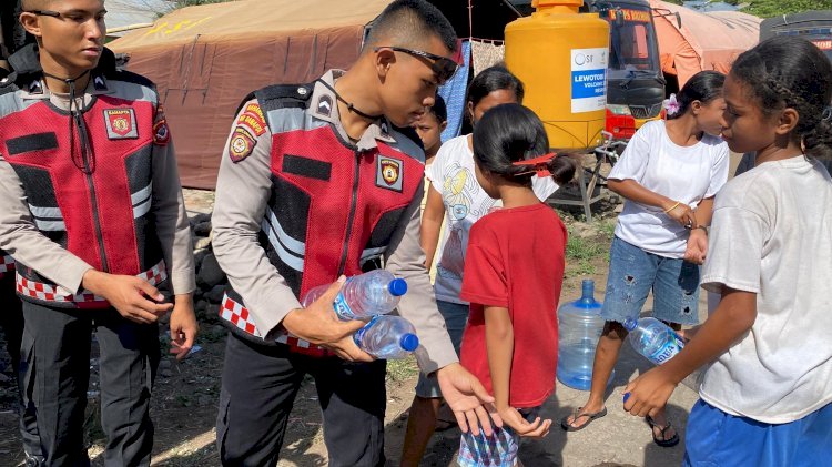 Polri untuk Masyarakat: Polda NTT Distribusikan Air Bersih ke Posko Pengungsian Erupsi Gunung Lewotobi