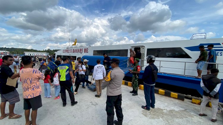 Polsek Lobalain Amankan Aktifitas Bongkar Muat Penumpang Pada Pelabuhan Pada Pelabuhan Baa`
