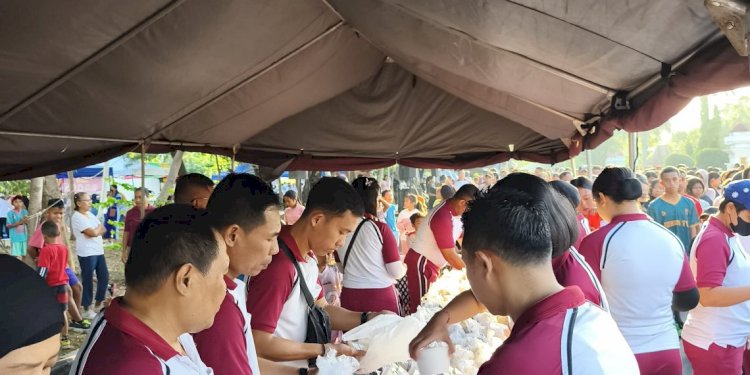 “Polri untuk Masyarakat”: Polda NTT Bagikan Makanan & Cemilan Gratis di CFD Kupang.