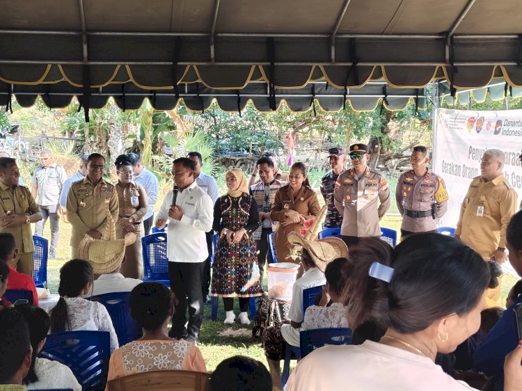 Personel Polres Rote Ndao Melakukan Pengamanan Kunjungan Kerja Menteri Kependudukan dan Pembangunan Keluarga