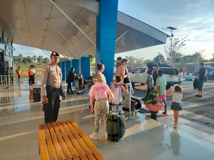 Pengamanan Pada Bandara D C Saudale Oleh Personel Polsek Lobalain