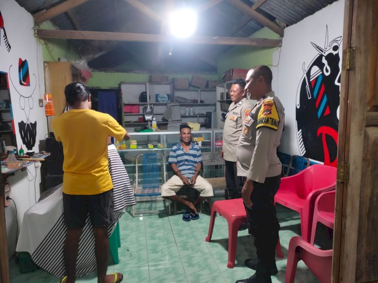 Patroli Malam Personel Polsek Rote Tengah Upaya Untuk Tekan Potensi Gangguan Kamtibmas Dan Jamin Keamanan Warga