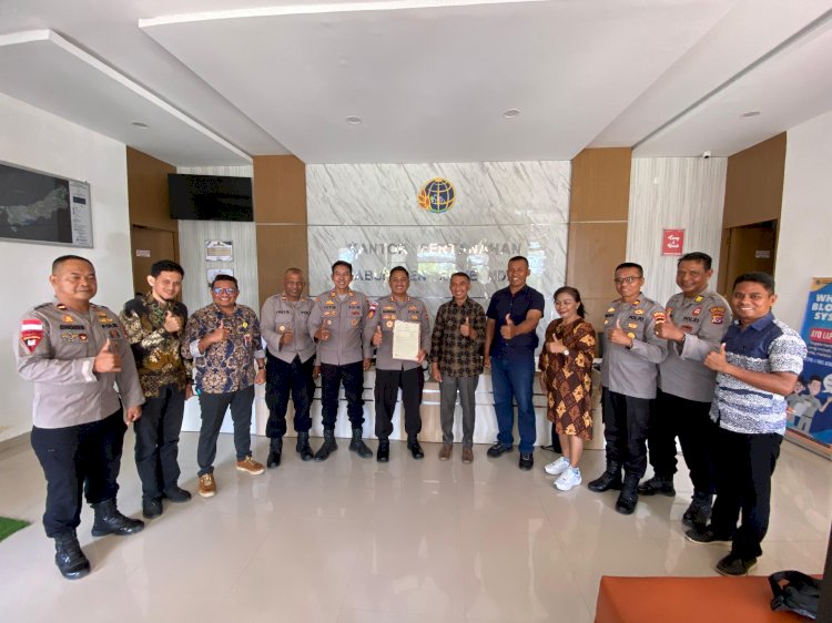 Kapolres Rote Ndao Menerima Sertipikat Aset Tetap Dari BPN Kabupaten Rote Ndao