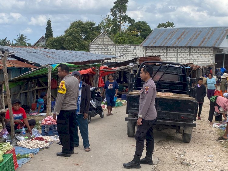 Kapolsek Rote Selatan : Polsek Rote Selatan Gelar Patroli Dialogis Di Pasar Oele, Ciptakan Kamtibmas Kondusif Bagi Masyarakat