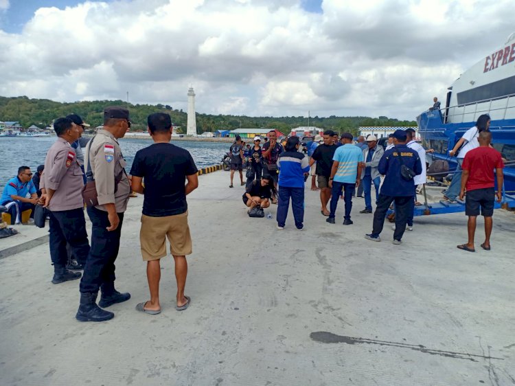 Personel Polsek Lobalain Lakukan Pengamanan Pada Pelabuhan Baa, Ciptakan Rasa Aman Karena Kehadiran Anggota Polri