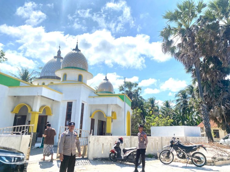 Pengaman Sholat Jumat Oleh Personel Polsek Rote Barat Daya