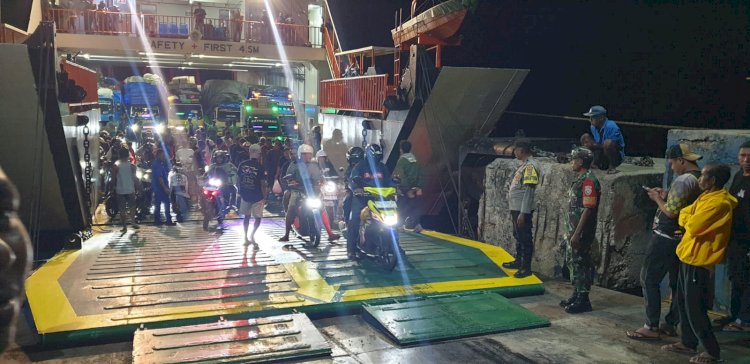 Personel Polsek Pantaibaru Lakukan Pengamanan Kedatangan Penumpang Pada Malam Hari