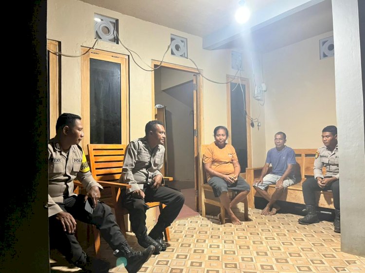 Patroli Dialogis Polsek Rote Barat Pada Malam Hari Untuk Jamin Kenyamanan Masyarakat Dimalam Hari.