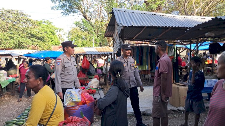 Polsek Rote Barat Daya Gelar Patroli Diarea Pasar Desa Sakubatun Untuk Ciptakan Kamtibmas Yang Aman