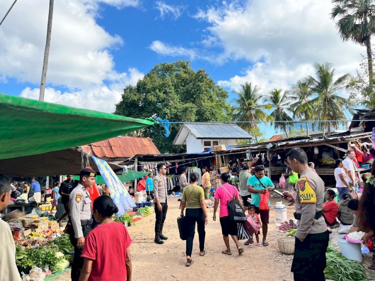 Dipimpin Kapolsek, Personel Polsek Rote Barat Laksanakan Pengamanan dan Patroli di Pasar Sedeoen