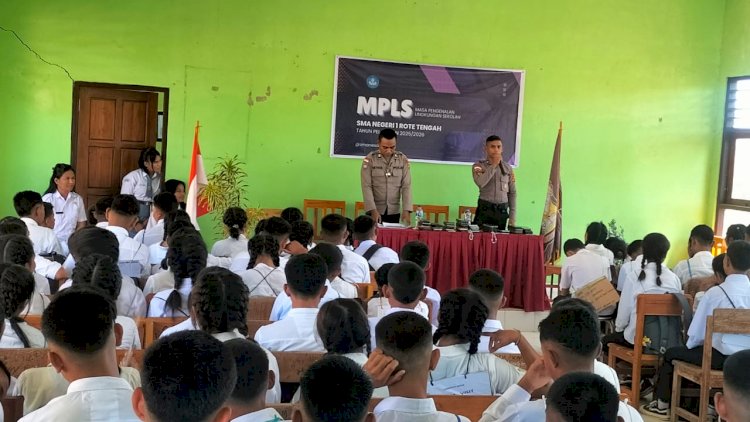 Personel Polsek Rote Tengah Melakukan Sosialisasi Kamtibmas Pada Kegiatan MPLS SMA 1 Rote Tengah