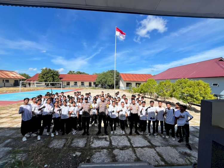 Personel Polsek Rote Barat Lakukan Pelatihan PBB Saat Kegiatan MPLS Pada SMKN 1 Rote Barat
