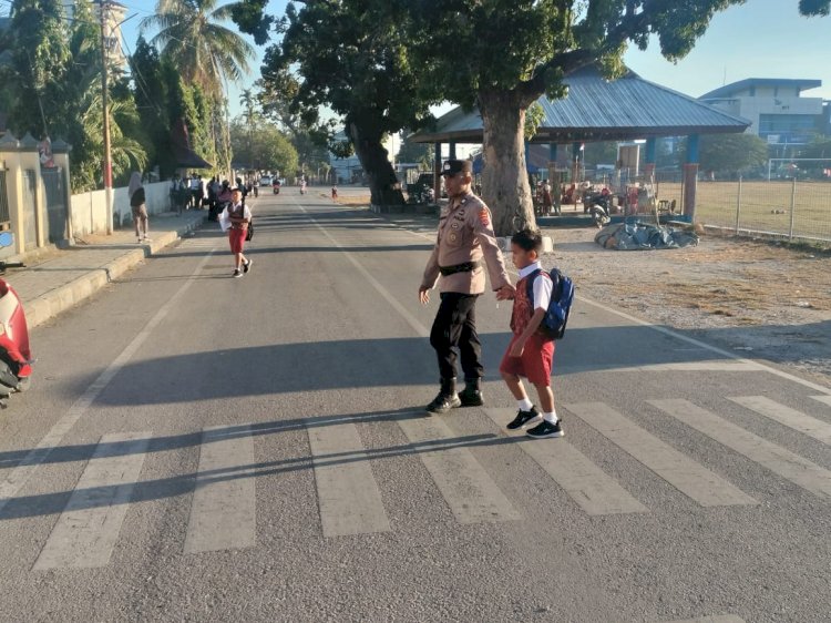Wujud Polri Untuk Masyarakat, Personel Polsek Lobalain  Lakukan Pengamanan Di Area Sekolah