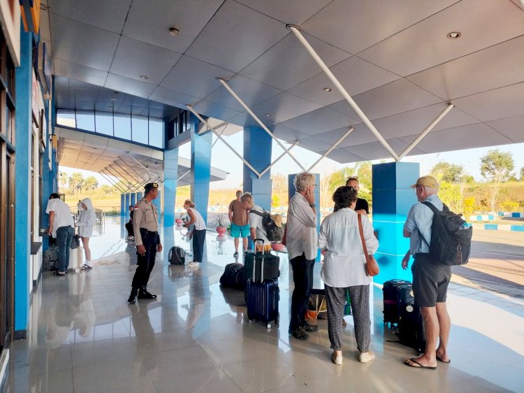 Personel Polsek Lobalain Lakukan Pengamanan Di Bandara D C Saudale