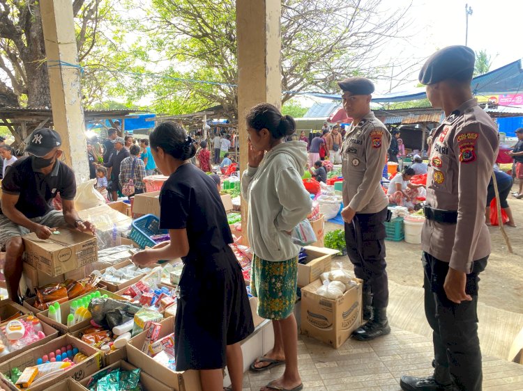 Personel Polsek Rote Barat Daya Lakukan Pengamanan Pada Pasar Tudameda