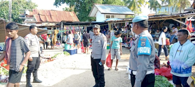 Ciptakan Kenyamanan Bagi Pengunjung Pasar, Personel Polsek Rote Barat Tingkatkan Pengamanan