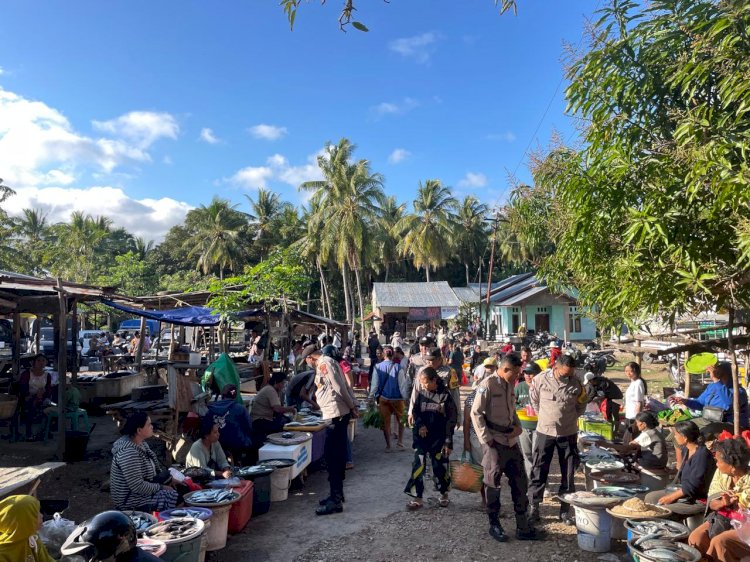 Patroli Dialogis Personel  Polsek Rote Barat Laut Untuk Jamin Keamanan Pasar