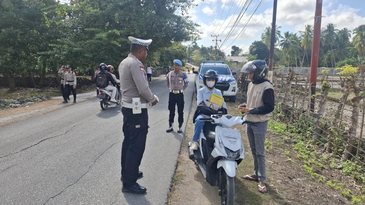 Operasi Patuh Turangga 2025 Polres Rote Ndao Hari Kesepuluh, Edukasi Kamseltibcarlantas Untuk Cegah Lakalantas
