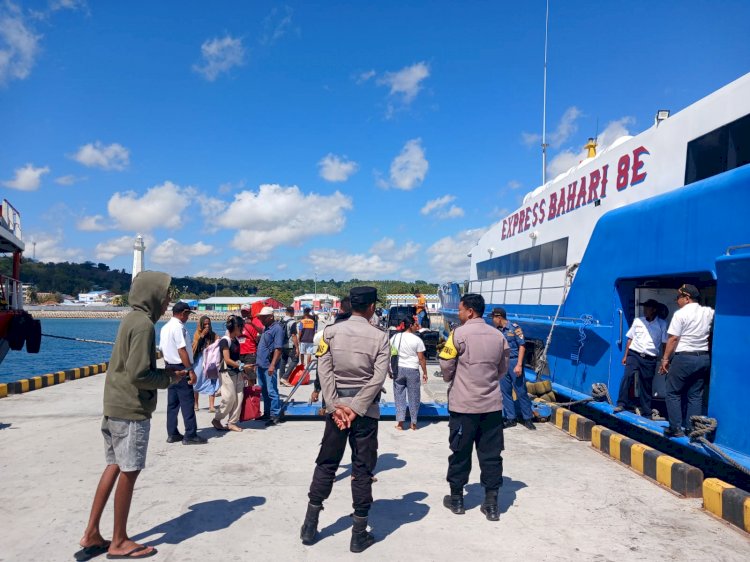 Polsek Lobalain Lakukan Pengamanan Ketat Di Pelabuhan Baa, Pastikan Keamanan Dan Kenyamanan Masyarakat