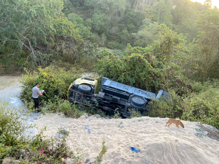 Truck Dengan Muatan Pasir  Terbalik  Karena Tidak Dapat Lewati Tanjakan Feopopi