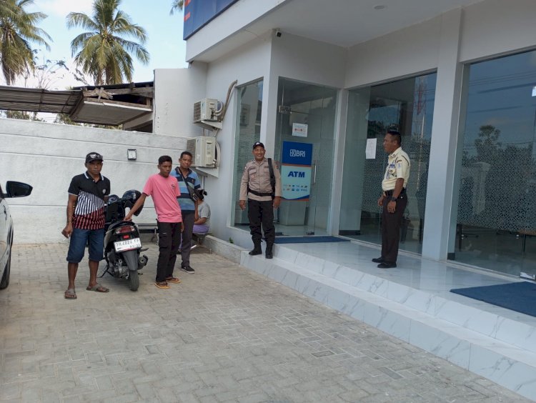 Personel Polsek Rote Barat Laut  Lakukan Monitoring Pengamanan Bank Untuk Jamin Keamanan Masyarakat