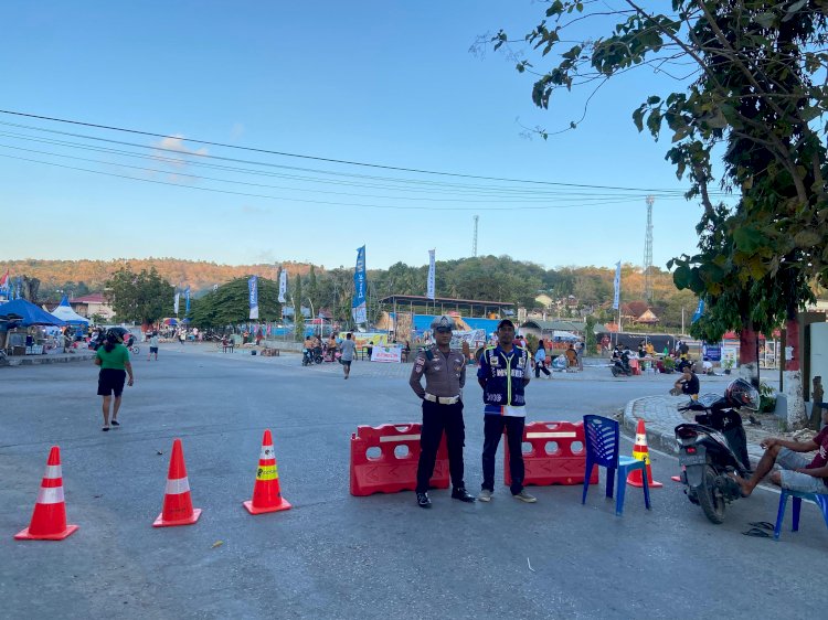 Satuan Lalu Lintas Polres Rote Ndao Lakukan Pengalihan Arus Lalu Lintas Untuk Kegiatan Car Free Night