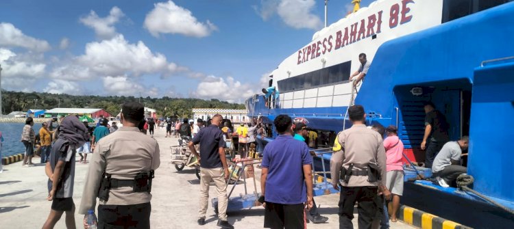 Personel Polsek Lobalain Melakukan Pengamanan Di Pelabuhan Baa