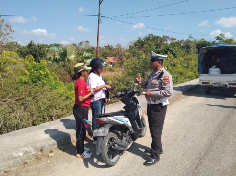 Operasi Patuh Turangga 2025 Polres Rote Rote Ndao Hari Ketiga Belas. Edukasi Kamseltibcarlantas Bagi Pengendara