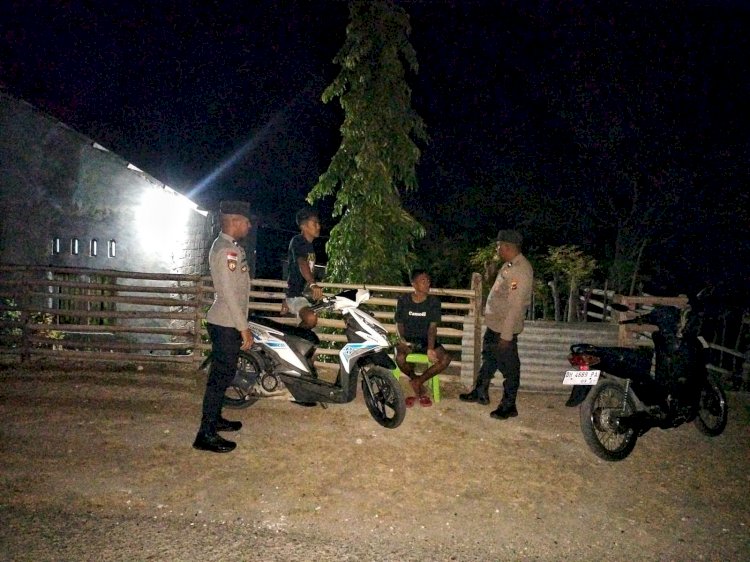Patroli Malam Personel Polsek Rote Barat Daya Tingkatkan Keamanan Bagi Masyarakat.
