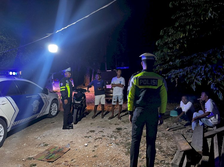 Satuan Lalu Lintas Polres Rote Ndao Berikan Edukasi Kamseltibcarlantas Bagi Pengendara