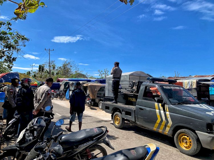 Himbauan Pengibaran Bendera Merah Putih Bagi Masyarakat Oleh Personel Polsek Rote Barat Laut