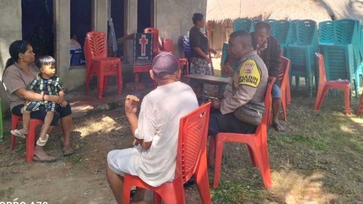 Sambangi Rumah Duka,  Wujud Empati  Bhabinkamtibmas Polsek Rote Selatan Terhadap Warga Binaan