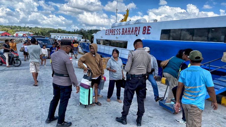 Personel Polsek Lobalain Melakukan Pengamanan Pada Pelabuhan Baa, Ciptakan Rasa Aman Bagi Pengguna Jasa Transportasi Laut