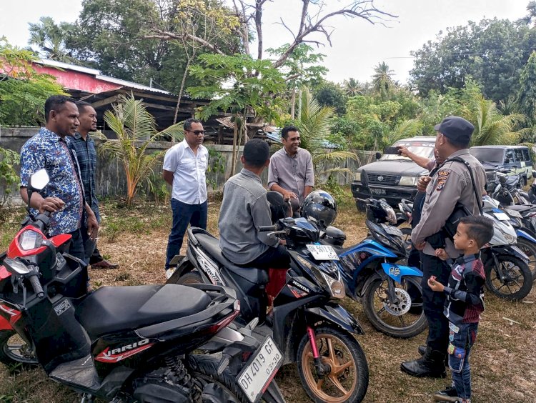 Personel Polsek Rote Barat Laut Lakukan Monitoring Kegiatan Masyarakat Untuk Ciptakan Kamtibmas Tetap Kondusif