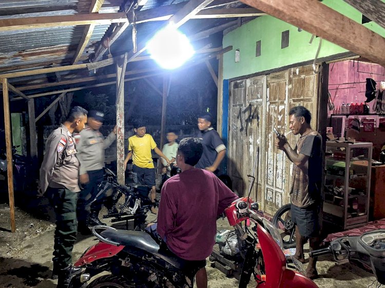 Ciptakan Rasa Aman, Personel Polsek Rote Tengah Lakukan Kegiatan Sambang Dan Patroli Pada Malam Hari