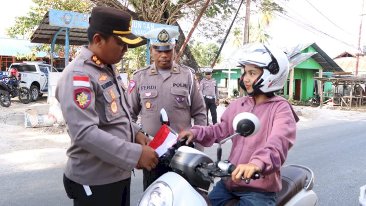Kapolres Rote Ndao Pimpin Pembagian Bendera Bagi Pengendara Jelang Hari Kemerdekaan RI Ke 80
