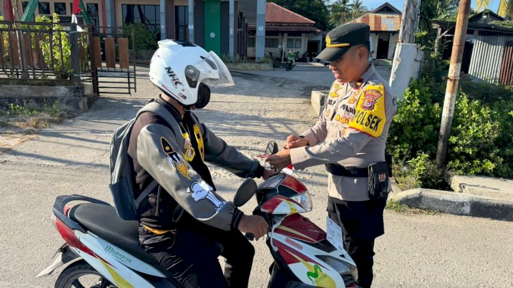 Tingkatkan Semangat Nasionalisme, Polsek Jajaran Bagi Bendera Gratis