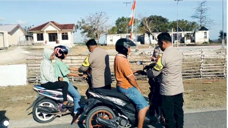 Polsek Rote Timur Bagi Bendera Gratis, Tingkatkan Semangat Nasionalisme