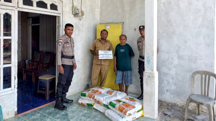Bhabinkamtibmas Polsek  Rote Barat Laut Bantu Distribusi  Bibit Jagung Bagi Kelompok Tani