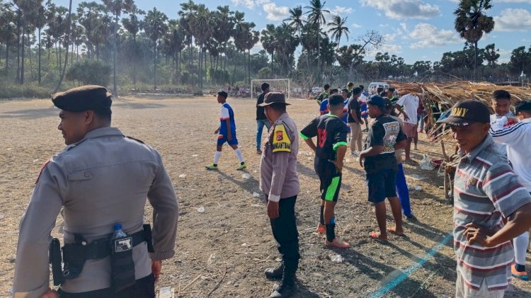 Polsek Pantaibaru dan Polsek Rote Selatan Jaga Ketat Pertandingan Sepakbola di Desa Nusakdale
