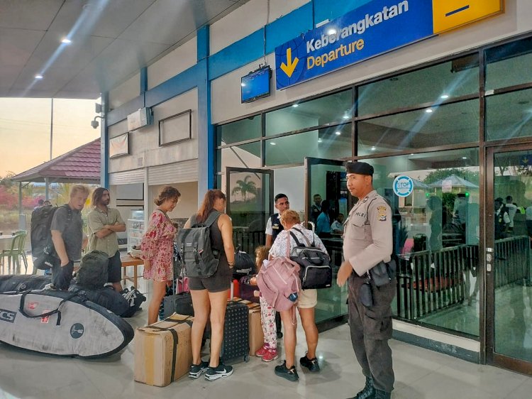 Pengamanan Ketat Lalu Lintas Penumpang Melalui Bandara D C Saudale
