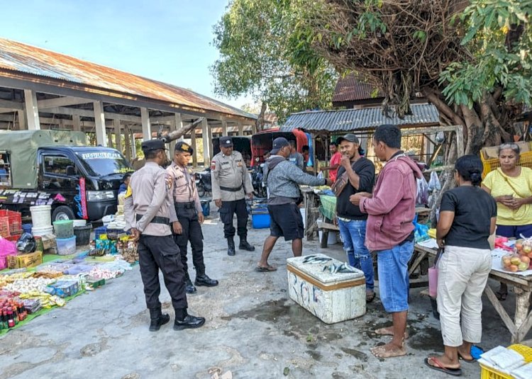 Pengamanan pada Pasar Siomeda,  Polsek Rote Tengah Hadir Untuk Jamin Kamtibmas Kondusif