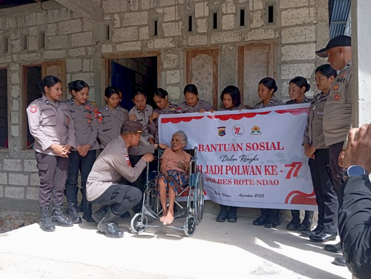 Bantuan Kursi Roda Bagi Disabilitas Warnai  Baksos HUT  Polwan ke -77 Polres Rote Ndao