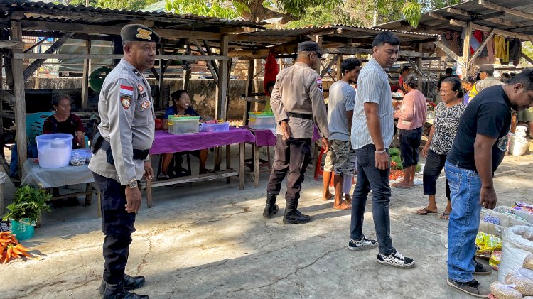 Patroli Pencegahan  Potensi Pidana  Oleh Personel Polsek Rote Tengah Pada Pasar Siomeda