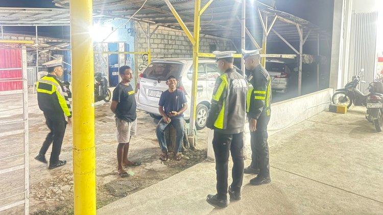Patroli Malam dan Edukasi Kamseltibcarlantas Bagi Masyarakat