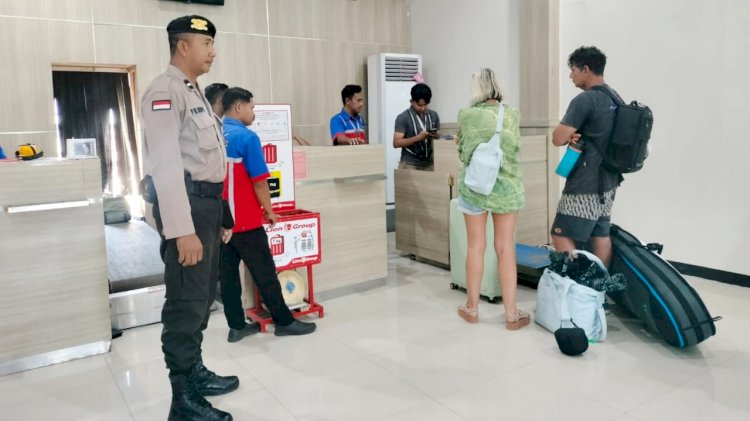 Polsek Lobalain Jaga Keamanan Aktifitas Penumpang di Bandara D C Saudale