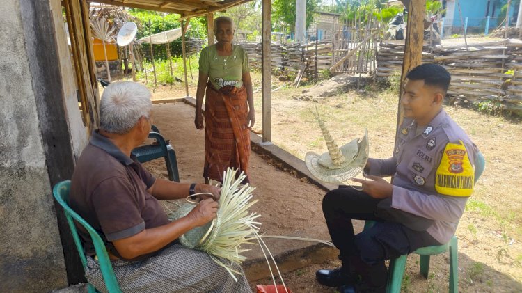 Bhabinkamtibmas Polsek Pantaibaru Sambangi Warga Binaan Pengrajin Topi Ti'i Langga