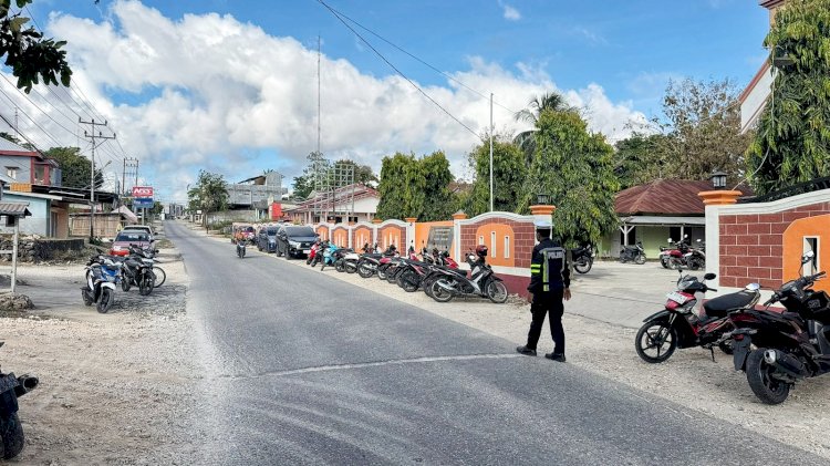 Personel Satuan Lalu Lintas Lakukan Pengamanan Untuk Jamin Kamseltibcarlantas